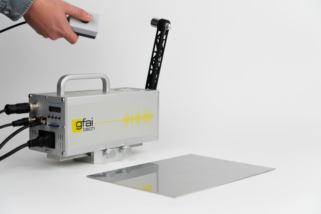 Impact hammer WaveHitMAX is controlled with a remote control
