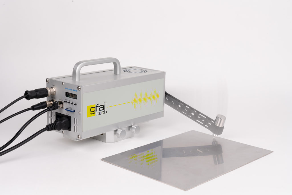 Automatic Impact hammer WaveHitMAX hits on a steel plate