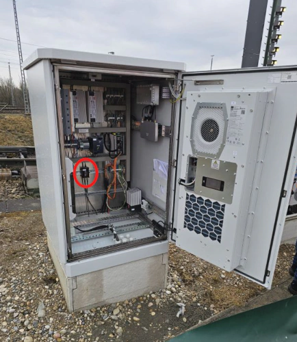 Plug.n.DAQ Lite is mounted in the switch cabinet on a DIN Rail